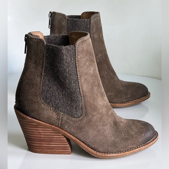 Sofft Tara Chelsea Heeled Booties Dark Taupe Suede Leather Ankle Boots Size 8 M - Picture 1 of 15